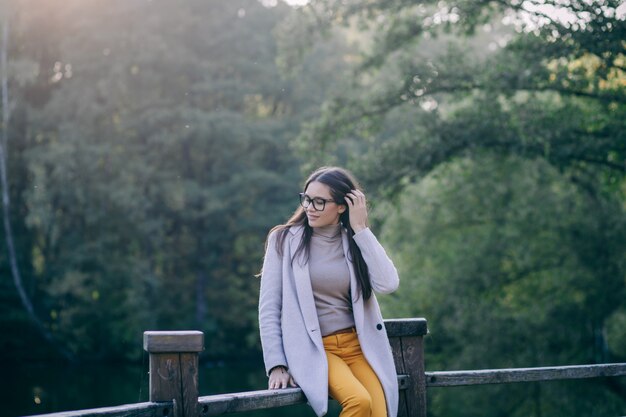 Portret van een mooie jonge vrouw die een jas buitenshuis draagt