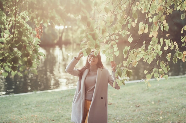 Portret van een mooie jonge vrouw die een jas buitenshuis draagt