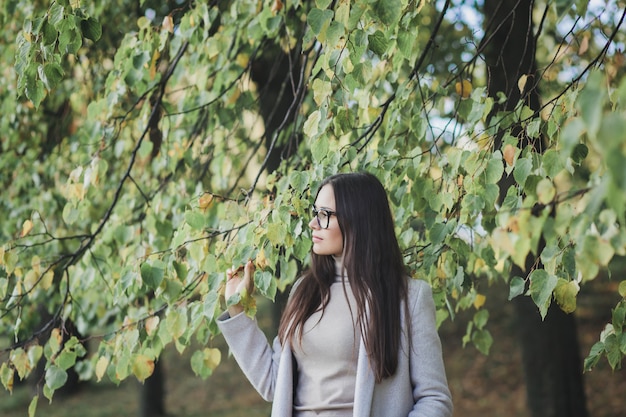 Portret van een mooie jonge vrouw die een jas buitenshuis draagt