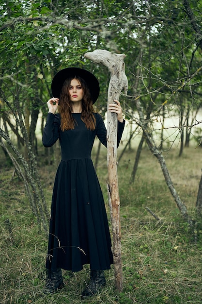 Foto portret van een mooie jonge vrouw die op het land staat