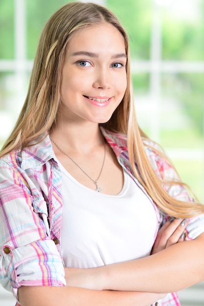 Foto portret van een mooie jonge vrouw die thuis poseert