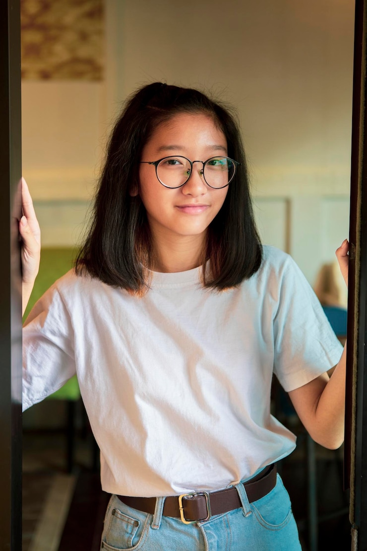 Foto portret van een mooie jonge vrouw die thuis staat