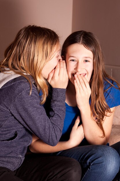 Foto portret van een mooie jonge vrouw die thuis zit