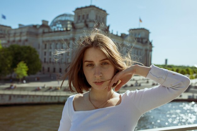 Foto portret van een mooie jonge vrouw in de stad