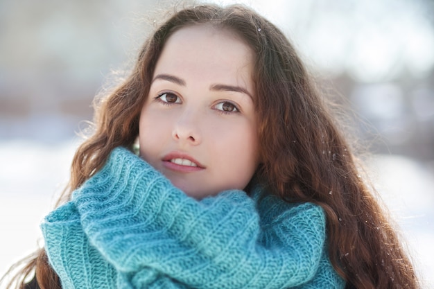 Portret van een mooie jonge vrouw in een sjaal