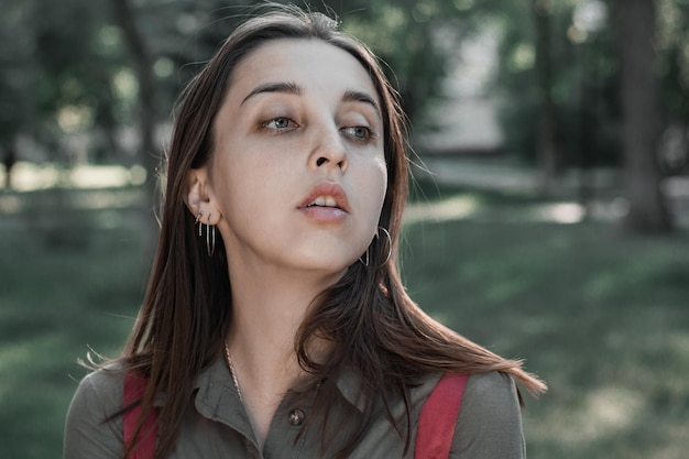 Portret van een mooie jonge vrouw in een zomerpark