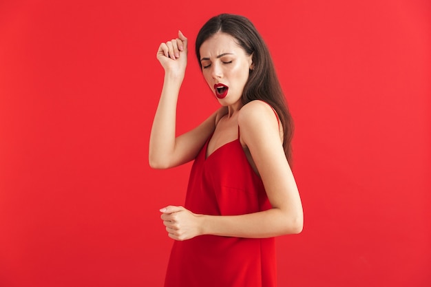 Portret van een mooie jonge vrouw in geïsoleerde jurk, dansen