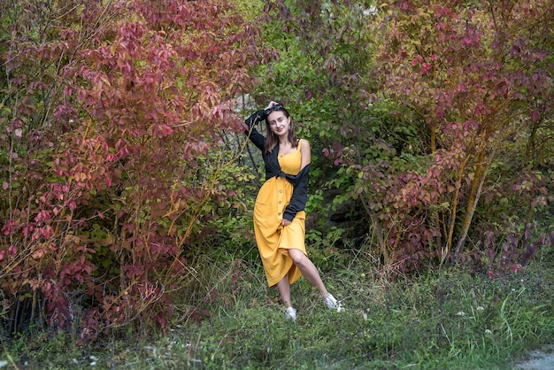 Portret van een mooie jonge vrouw in kleurrijk herfstbos, romantisch moment