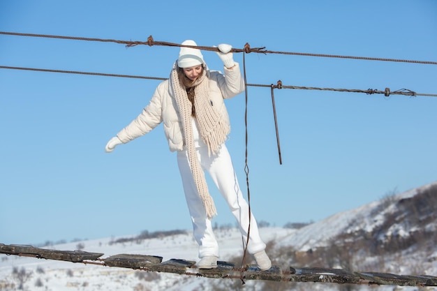 Portret van een mooie jonge vrouw in witte winterkleding op de natuur