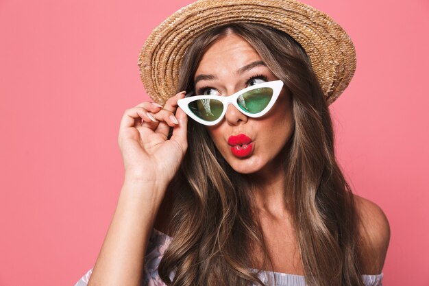 Portret van een mooie jonge vrouw in zomer kleding