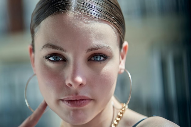 Portret van een mooie jonge vrouw met blauwe ogen