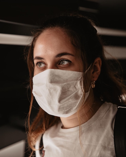 Portret van een mooie jonge vrouw met een gezichtsmasker