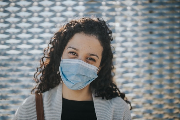 Portret van een mooie jonge vrouw met een masker