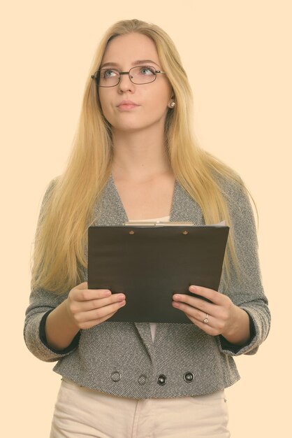 Foto portret van een mooie jonge vrouw met een smartphone