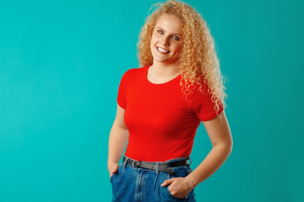 Portret van een mooie jonge vrouw met lang krullend haar geïsoleerd close-up