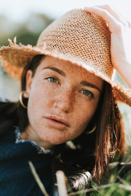 Foto portret van een mooie jonge vrouw met sproeten