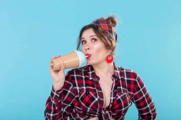 Portret van een mooie jonge vrouw op een blauwe achtergrond