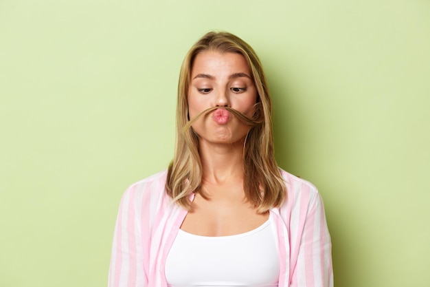 Foto portret van een mooie jonge vrouw op een grijze achtergrond