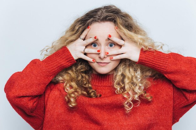 Foto portret van een mooie jonge vrouw op een witte achtergrond