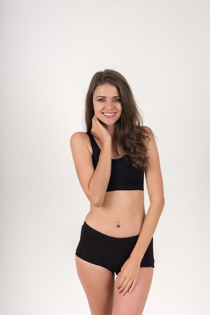 Portret van een mooie jonge vrouw op een witte achtergrond