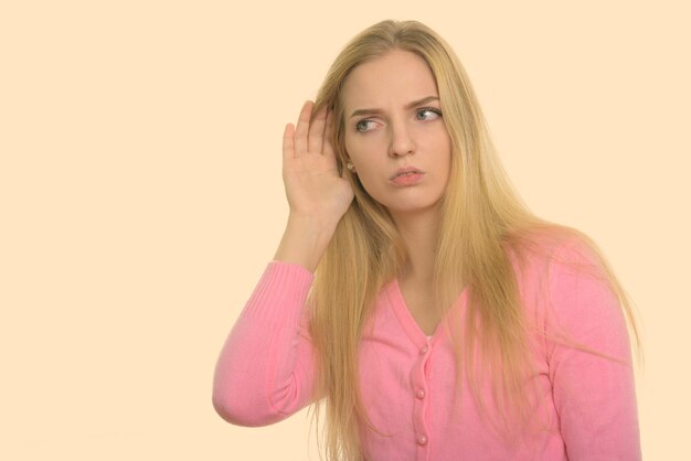 Foto portret van een mooie jonge vrouw op een witte achtergrond