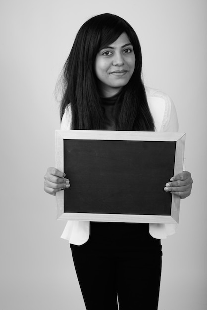 Foto portret van een mooie jonge vrouw op een witte achtergrond