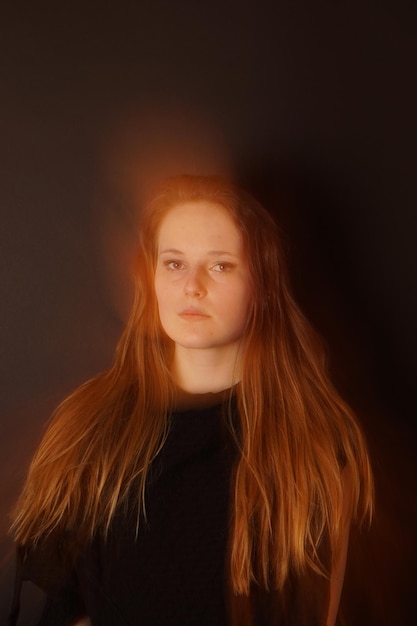 Foto portret van een mooie jonge vrouw op een zwarte achtergrond