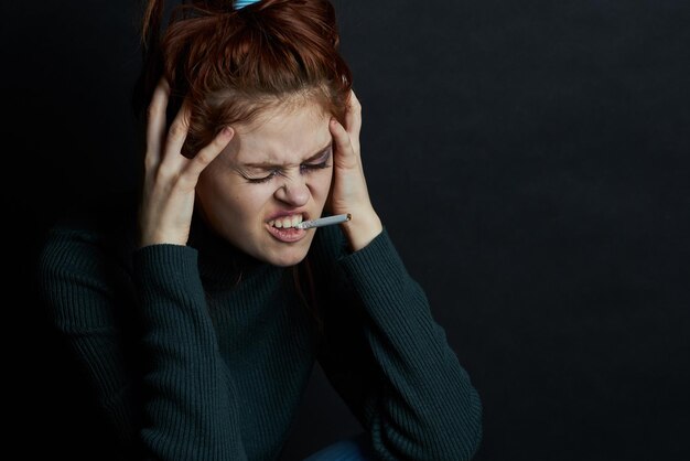 Portret van een mooie jonge vrouw op een zwarte achtergrond