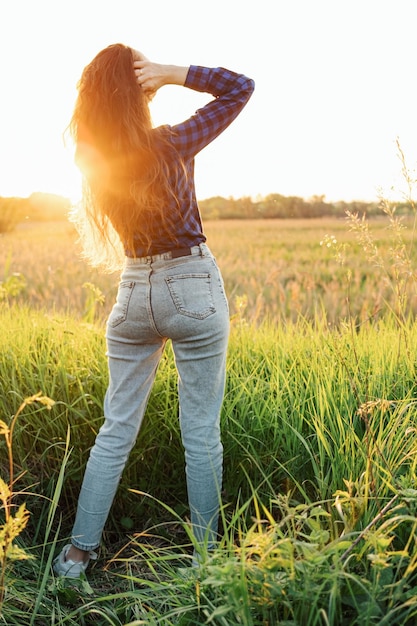 Portret van een mooie jonge vrouw op weide