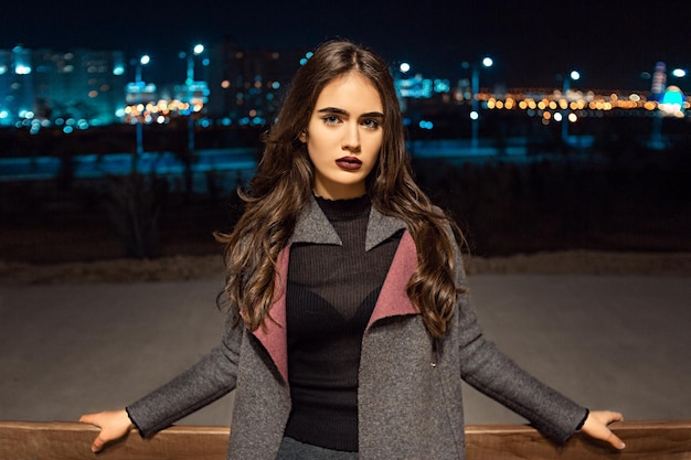 Portret van een mooie jonge vrouw 's nachts