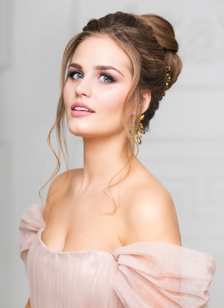 Portret van een mooie jonge vrouw