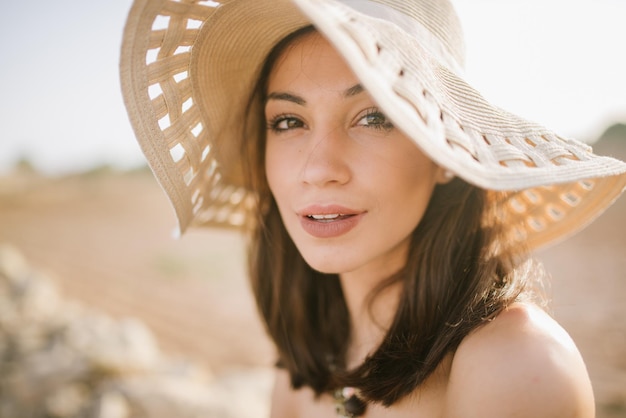 Portret van een mooie jonge vrouw