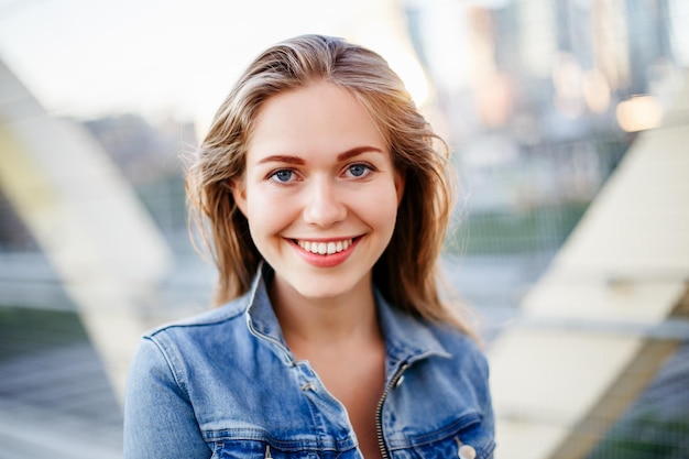 Portret van een mooie jonge vrouw