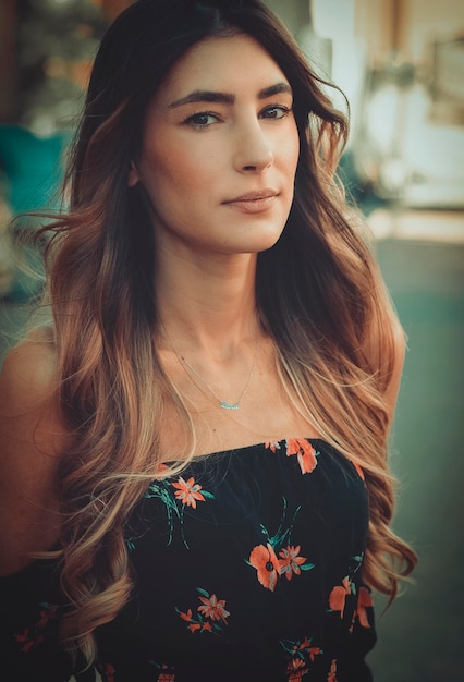 Portret van een mooie jonge vrouw
