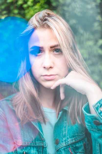 Portret van een mooie jonge vrouw