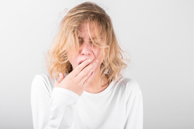 Portret van een mooie jonge vrouw