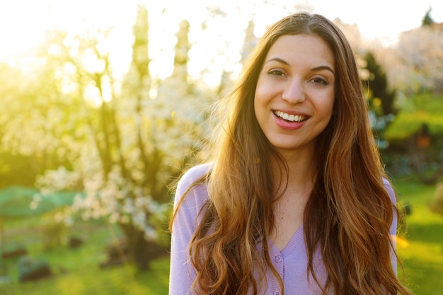 Portret van een mooie jonge vrouw