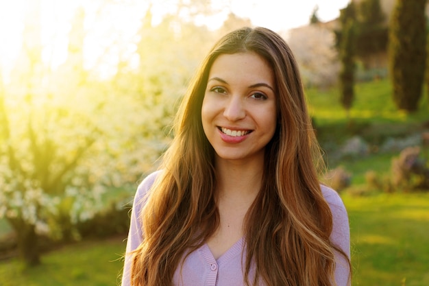 Portret van een mooie jonge vrouw