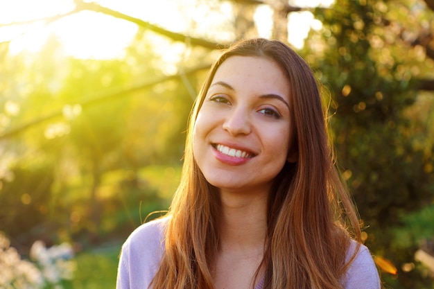 Portret van een mooie jonge vrouw