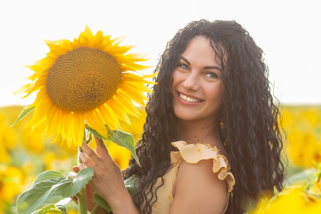 Portret van een mooie lachende donkerharige vrouw