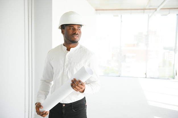 Portret van een mooie mannelijke architectonische ingenieur