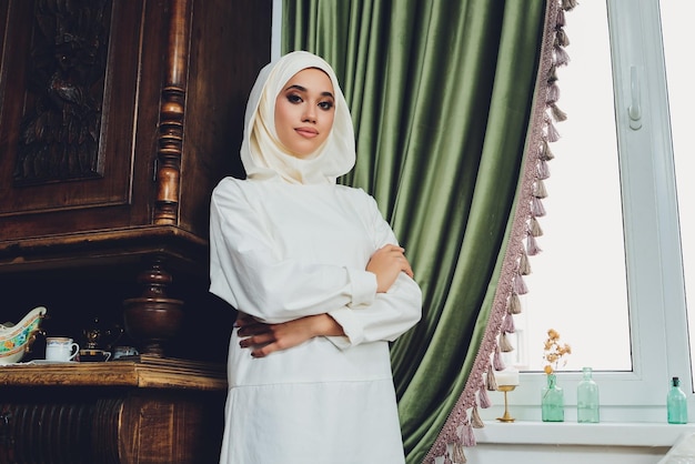 Portret van een mooie moslimvrouw in traditionele islamitische kleding en bedek hun hoofd