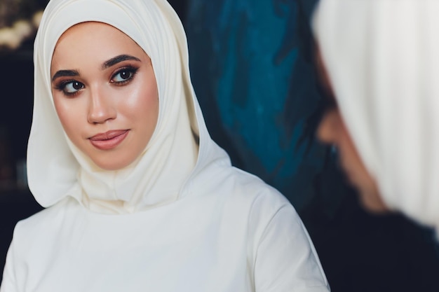 Foto portret van een mooie moslimvrouw in traditionele islamitische kleding en bedek hun hoofd