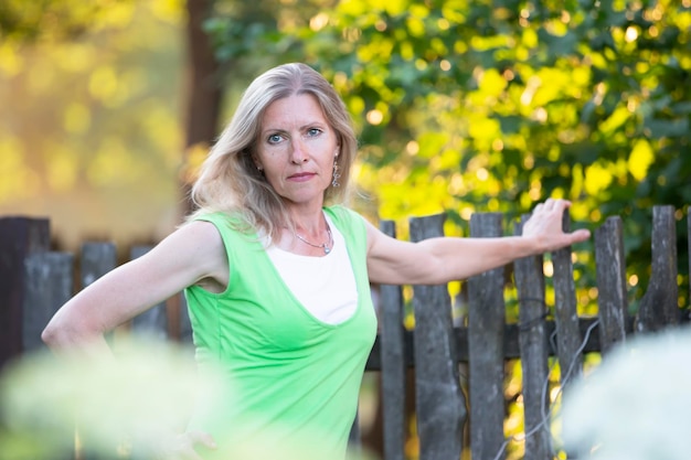 Portret van een mooie oudere blonde vrouw buitenshuis