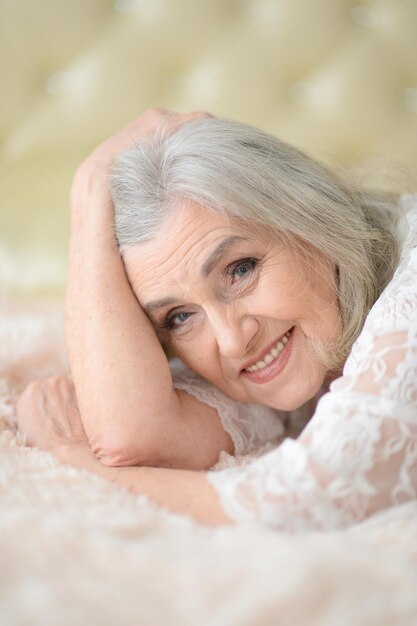 Portret van een mooie oudere vrouw close-up