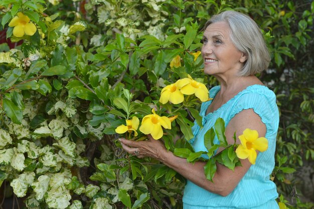 Portret van een mooie oudere vrouw met bloemen