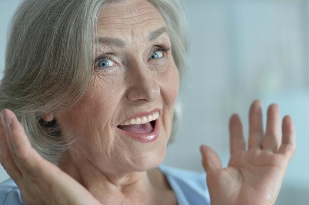 Portret van een mooie rijpe vrouw close-up