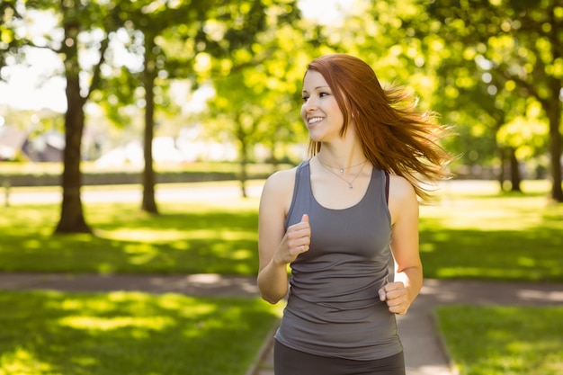 Portret van een mooie roodharige hardlopen