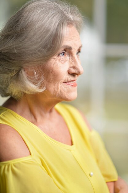 Portret van een mooie senior vrouw close-up