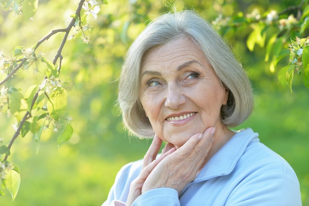 Portret van een mooie senior vrouw in groen park